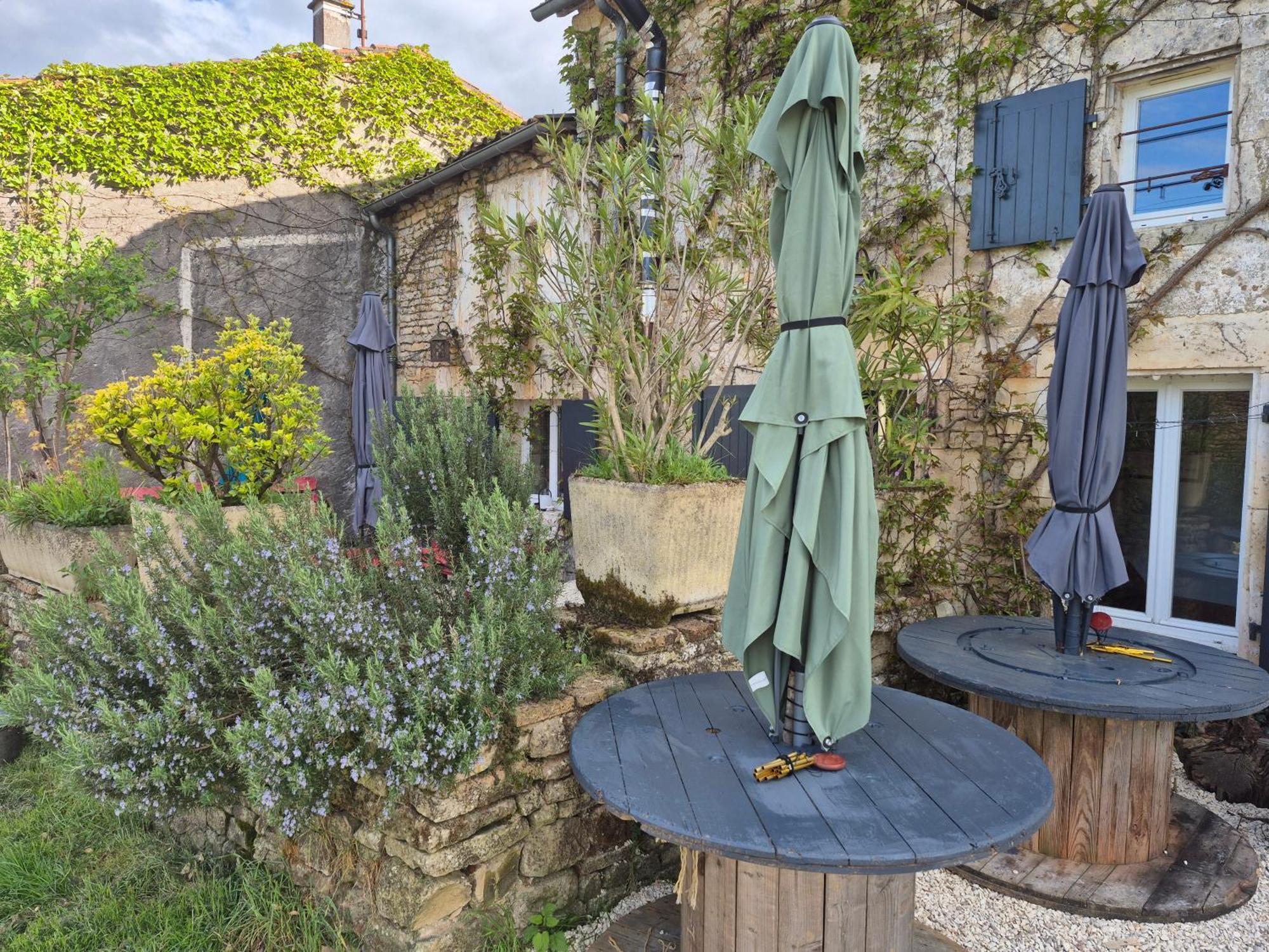Villa Nid Charentais Angouleme pool jacuzzi à La Poterie  Extérieur photo